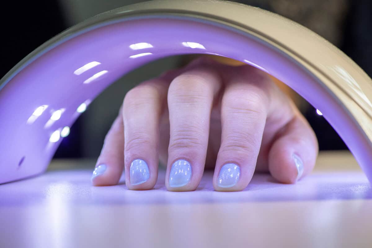 Gelnägel unter UV-Licht gehärtet