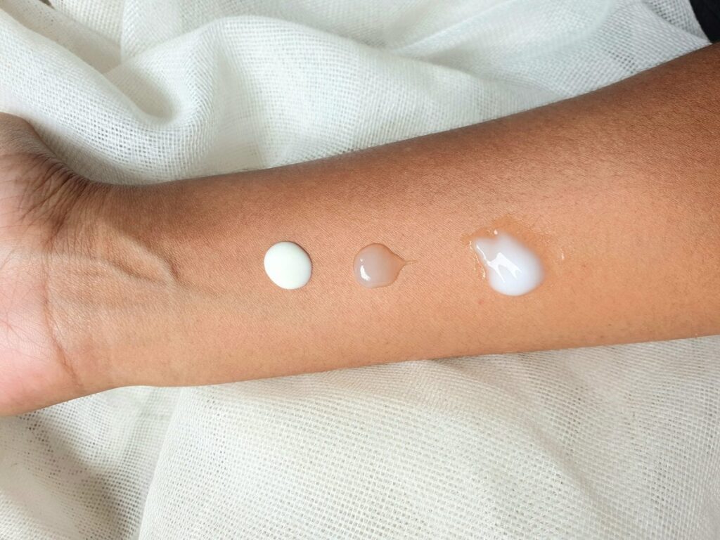Ein Allergie-Patch-Test auf dem Arm einer Person, bei dem verschiedene Substanzen auf ihre Verträglichkeit getestet werden.