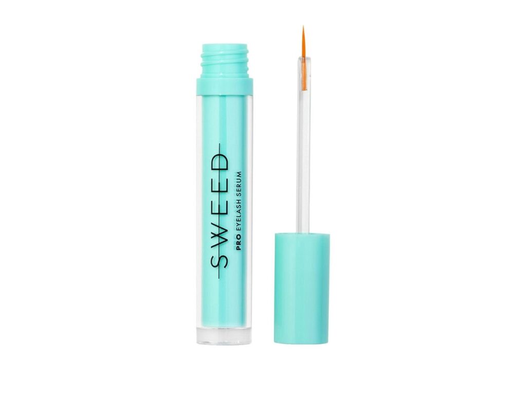 Geöffnete Tube des Sweed Wimpernserum Pro Eyelash mit türkisfarbener Kappe und feinem Applikator auf weißem Hintergrund